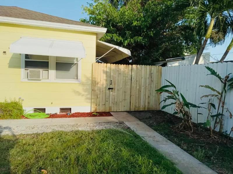 5 Min To Beach Large Living Room Fenced Backyard Deck Grill Firepit Long Driveway For Boat Parking Quick Access 95 Лейк-Уорт Экстерьер фото